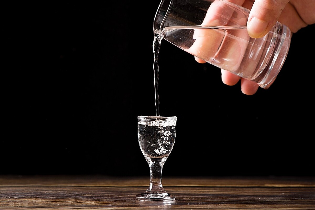 酒讯 | 茅台、五粮液两大白酒巨头扩能；全国烟酒店达到295万家