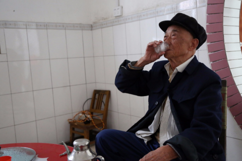 常喝酒，怎样才不伤身？内行人：掌握“3诀窍”，健康又长寿